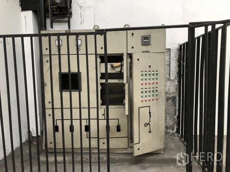 工厂 出租在Mueang Samut Prakan, Samut Prakan - 被围栏保护的工厂主配电柜与控制面板。