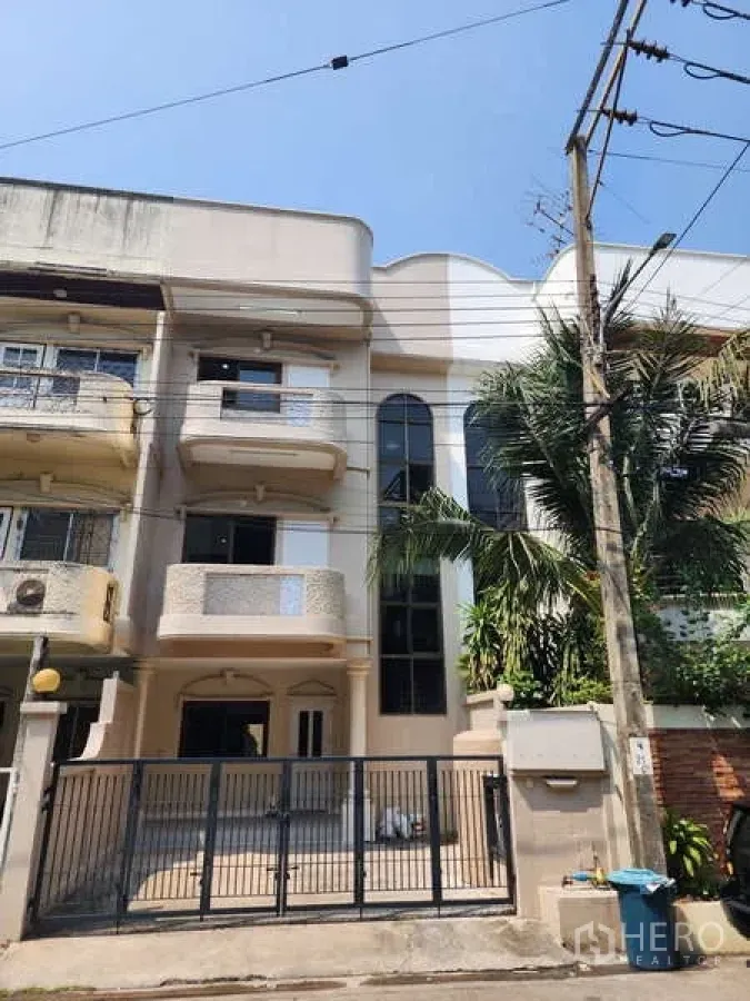 Townhouse for rent in Wang Thonglang, Bangkok - Street view of the townhouse exterior and front gate.