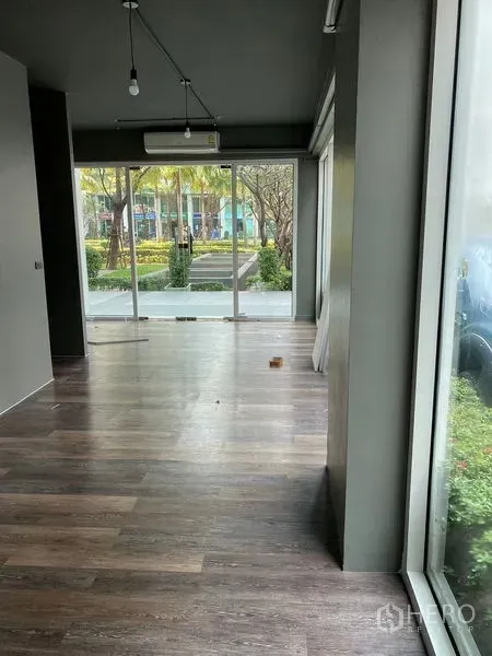 零售空间 出租在Huai Khwang, Bangkok - 木地板开放式零售区，大窗户可见景观步道。