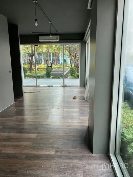 零售空间 出租在Huai Khwang, Bangkok - 木地板开放式零售区，大窗户可见景观步道。