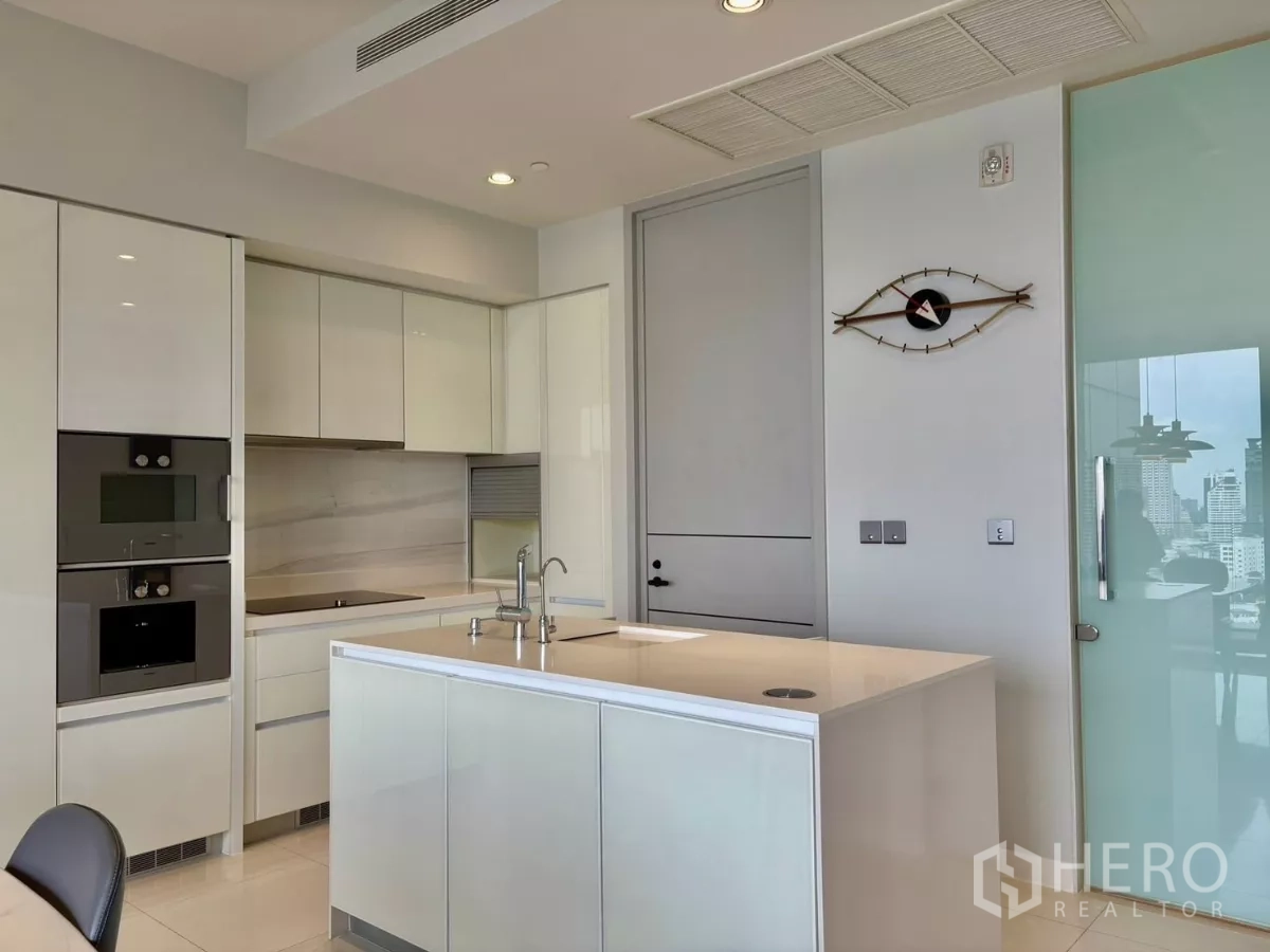 คอนโด ให้เช่าในWatthana, Bangkok - ครัวสีขาวทันสมัย พร้อมไอส์แลนด์ซิงก์และเครื่องใช้บิลท์อิน