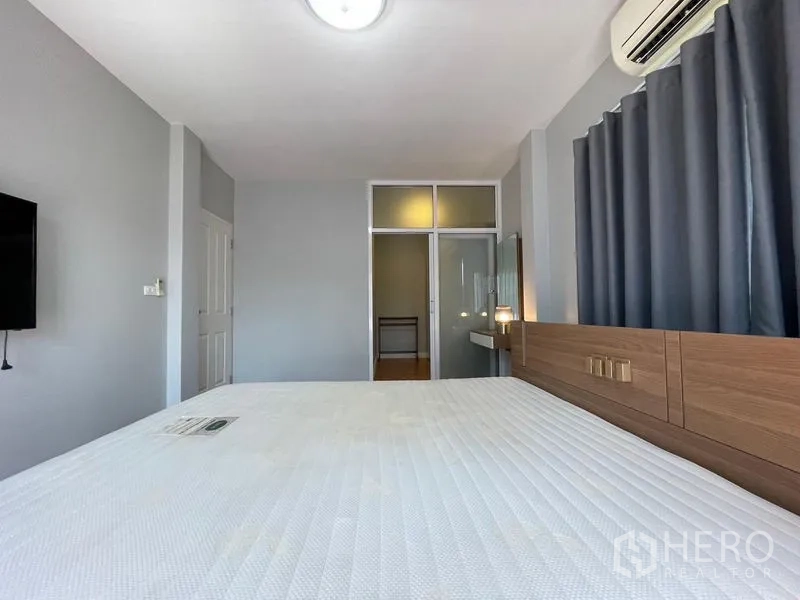 บ้าน ขายในLam Luk Ka, Pathum Thani - ห้องนอนรับแสงดี เตียงใหญ่ แอร์ และประตูเข้าส่วนแต่งตัว/ห้องน้ำ