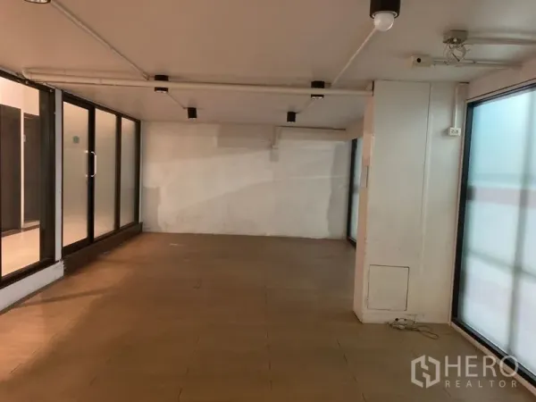 零售空间 出租在Khlong Toei, Bangkok - 狭长型销售区，轨道照明，双侧为玻璃墙面。