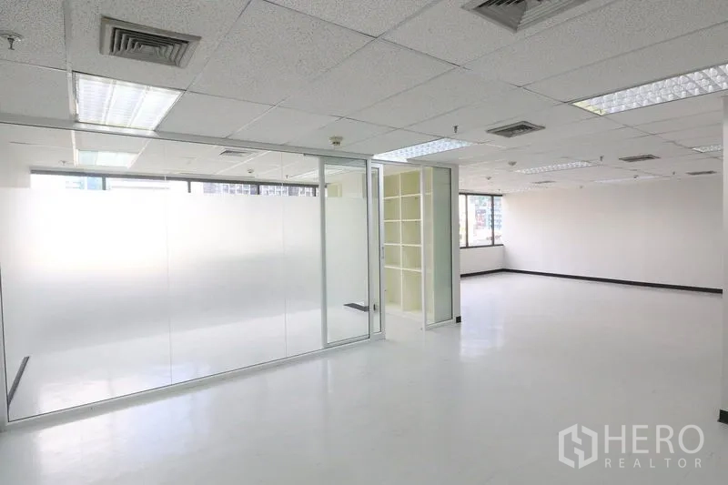 办公空间 出租在Bang Rak, Bangkok - 明亮办公区，设有玻璃隔断会议室与内置储物架。