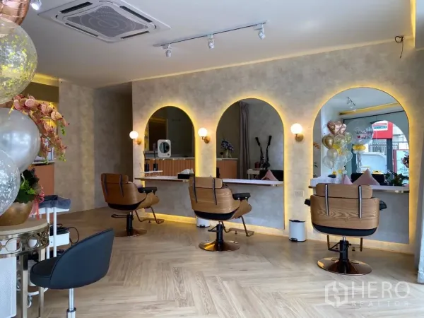 พื้นที่ขายปลีก ให้เช่า - โซนทำผมกระจกโค้ง เก้าอี้ช่างสามตัว แสงไฟโทนอุ่น