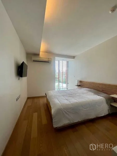 คอนโด ให้เช่าหรือขายในWatthana, Bangkok - ห้องนอนมินิมอลติดทีวีผนัง แอร์ และหน้าต่างบานใหญ่