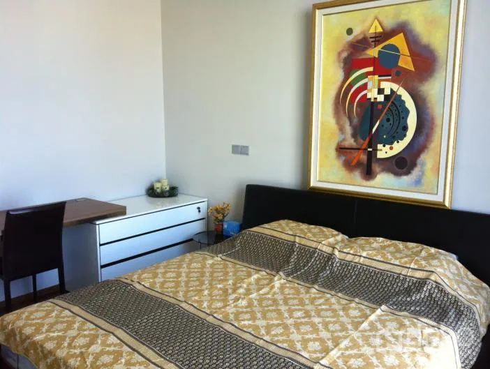 คอนโด ให้เช่าในWatthana, Bangkok - ห้องนอนสว่าง เตียงคู่ พื้นไม้ ภาพศิลปะสมัยใหม่ และโต๊ะทำงานเล็ก