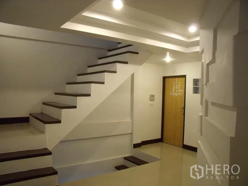 联排别墅 出售在Phra Khanong, Bangkok - 明亮楼梯间，吊顶嵌灯与悬浮式踏步