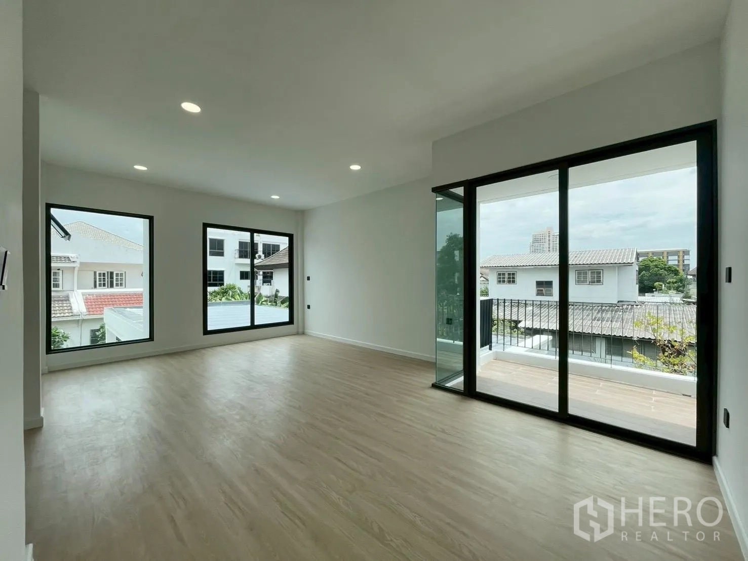 Detached House for sale in Chatuchak, Bangkok - Spacious bedroom with floor-to-ceiling sliding doors opening to a balcony.