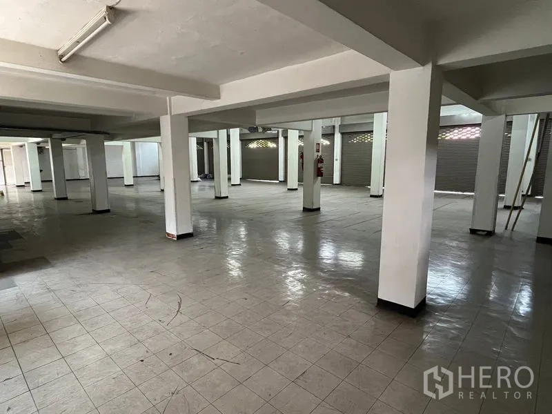 อาคารพาณิชย์ ให้เช่าในKhlong Toei, Bangkok - พื้นที่ชั้นล่างปูกระเบื้องกว้าง มีคูหาประตูม้วนหลายบานและเสารับน้ำหนัก