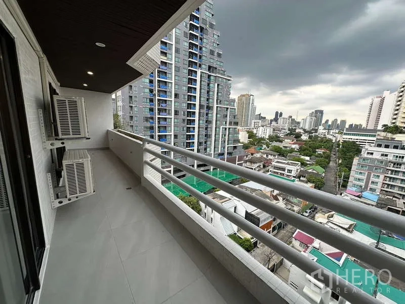 คอนโด ให้เช่าในWatthana, Bangkok - วิวเมืองจากระเบียง มองเห็นอาคารสูงย่านพร้อมพงษ์