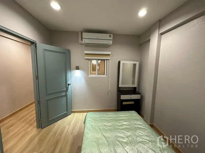 ทาวน์เฮาส์ ให้เช่าในPhra Khanong, Bangkok - ห้องนอนอบอุ่นมีเตียงเดี่ยว โต๊ะเครื่องแป้ง เครื่องปรับอากาศ และไฟส่องสว่าง