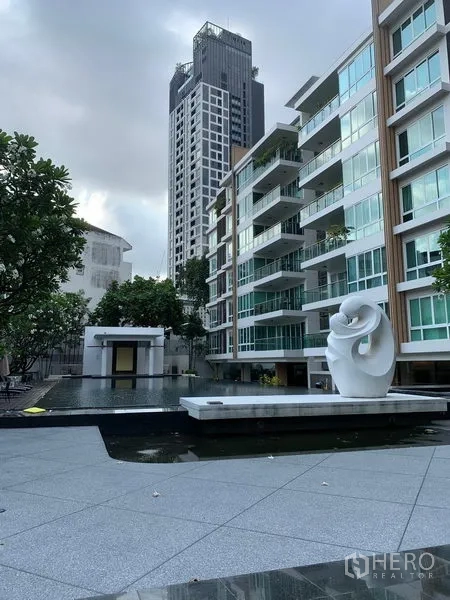 คอนโด ขายในKhlong Toei, Bangkok - อาคารคอนโดโลว์ไรส์สมัยใหม่ พร้อมสระน้ำและประติมากรรมตกแต่ง