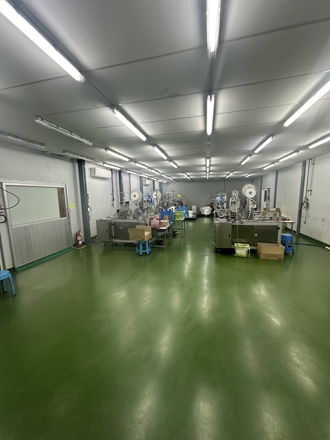 货栈 出租或出售在Lam Luk Ka, Pathum Thani - 狭长洁净房，工业设备、绿色环氧地坪和成排灯管。