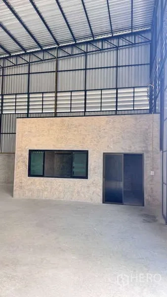 货栈 出租在Khlong Sam Wa, Bangkok - 仓库内的办公室与出入口，窗户面向库内作业区。