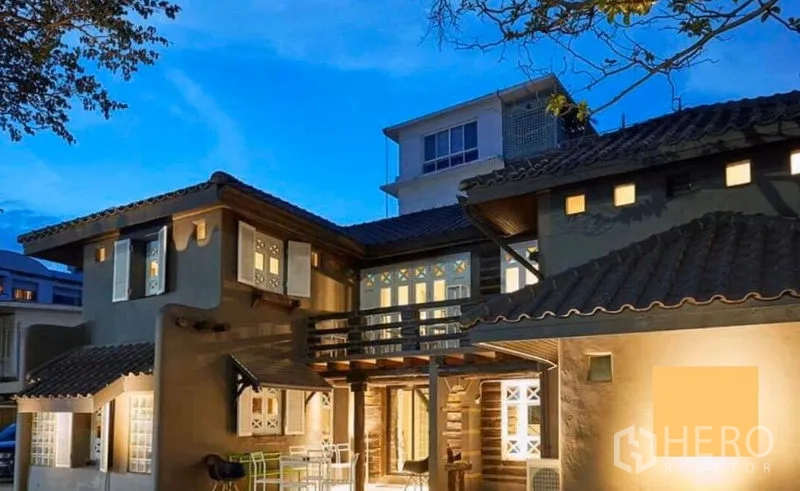 พื้นที่ขายปลีก ให้เช่าในKhlong Toei, Bangkok - บรรยากาศภายนอกอาคารยามค่ำ แสงไฟอบอุ่นพร้อมระเบียงและที่นั่งลาน