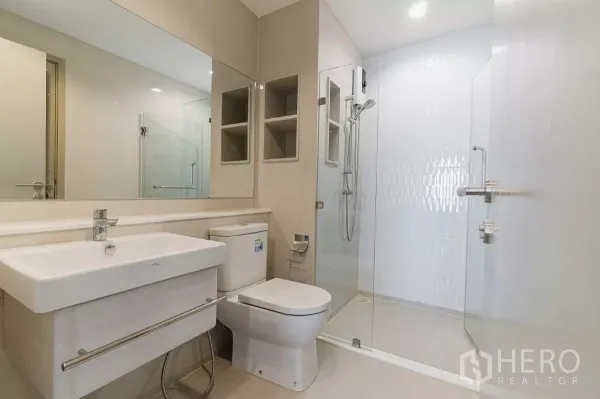 คอนโด ให้เช่าในChatuchak, Bangkok - ห้องน้ำสไตล์โมเดิร์น กระจกบานใหญ่ โถสุขภัณฑ์ และห้องอาบน้ำกระจก