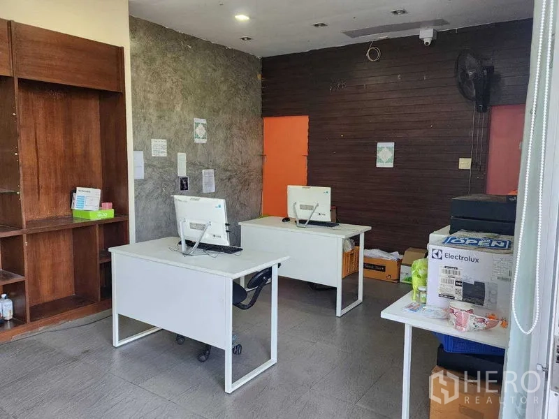คลังสินค้า ให้เช่าในLat Phrao, Bangkok - พื้นที่ออฟฟิศอีกห้อง พร้อมโต๊ะทำงาน ชั้นไม้ และอุปกรณ์สำนักงาน