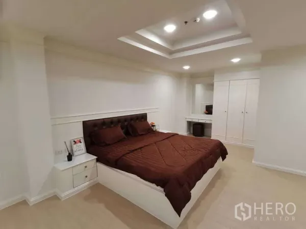 อพาร์ทเมนท์ ให้เช่า - มุมมองห้องนอนพร้อมเตียงคิงไซส์ ตู้เสื้อผ้าบิวท์อิน และโต๊ะเครื่องแป้ง