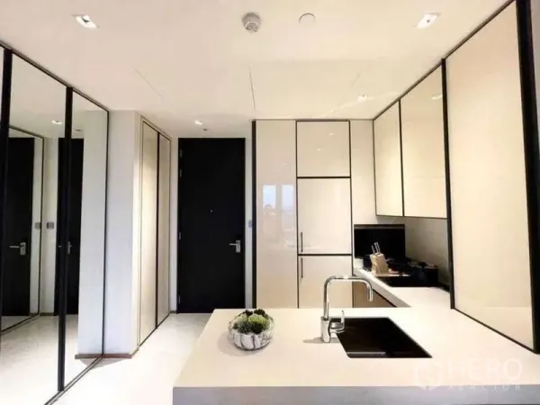 คอนโด ให้เช่าหรือขายในKhlong Toei, Bangkok - ครัวโทนขาวทันสมัยพร้อมไอส์แลนด์ อ่างล้าง และตู้บิลท์อินกระจก