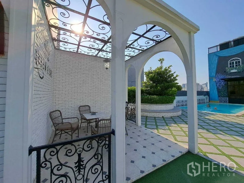 พื้นที่ขายปลีก ให้เช่าในWatthana, Bangkok - ศาลาพักผ่อนโค้งสไตล์ยุโรป พื้นกระเบื้อง มองสวนและสระว่ายน้ำ