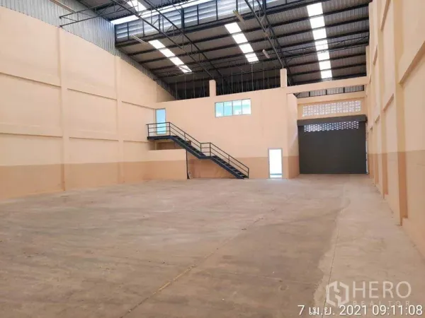โรงงาน ให้เช่าในBang Bua Thong, Nonthaburi - ภายในโกดังโล่ง เพดานเหล็กสูง มีช่องแสง ออฟฟิศชั้นลอย และประตูม้วน