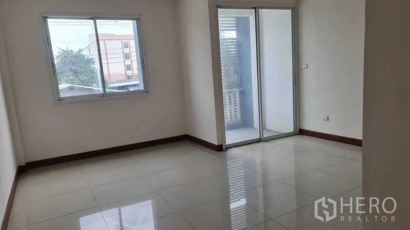 联排别墅 for 在Lam Luk Ka, Pathum Thani - 宽敞卧室，双窗与阳台推拉门。