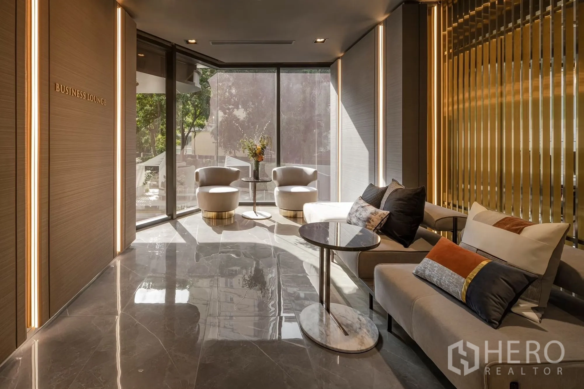 คอนโด ให้เช่าในWatthana, Bangkok - บิสซิเนสเลานจ์ โซฟาหรู พื้นหินอ่อน รับแสงธรรมชาติ