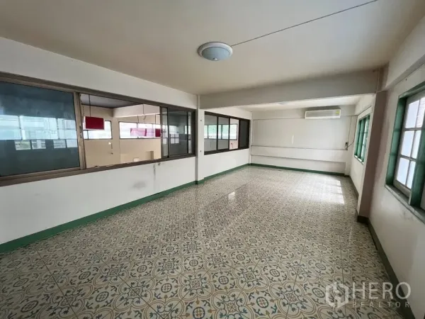 独立式住宅 出租在Suan Luang, Bangkok - 楼上房间，复古花砖与双面采光窗