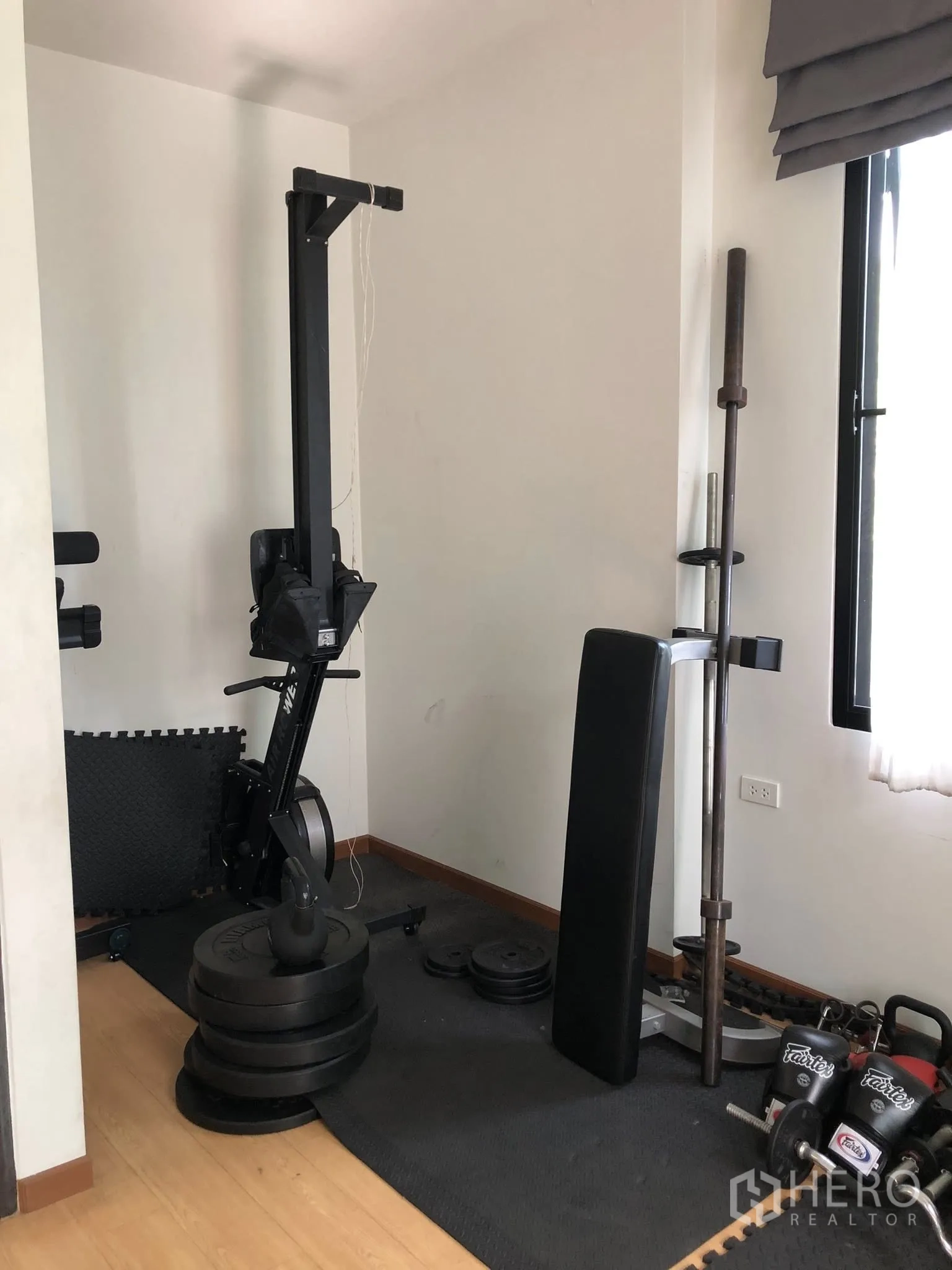 ทาวน์เฮาส์ ขายในPhra Khanong, Bangkok - มุมฟิตเนสในบ้านพร้อมเครื่องโรอิงและแผ่นน้ำหนัก