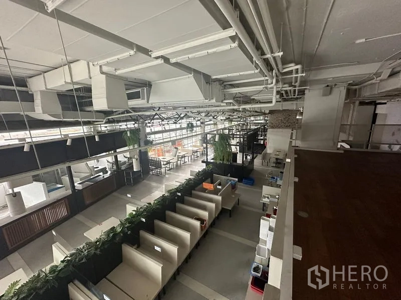 零售空间 出租在Watthana, Bangkok - 从夹层俯视开放式美食广场，设有柜台与座位。