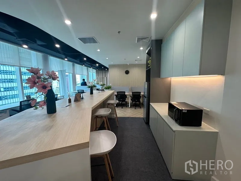 สำนักงาน ให้เช่า - เคาน์เตอร์แพนทรีและตู้เก็บของพร้อมไมโครเวฟ มองไปยังพื้นที่ทำงาน