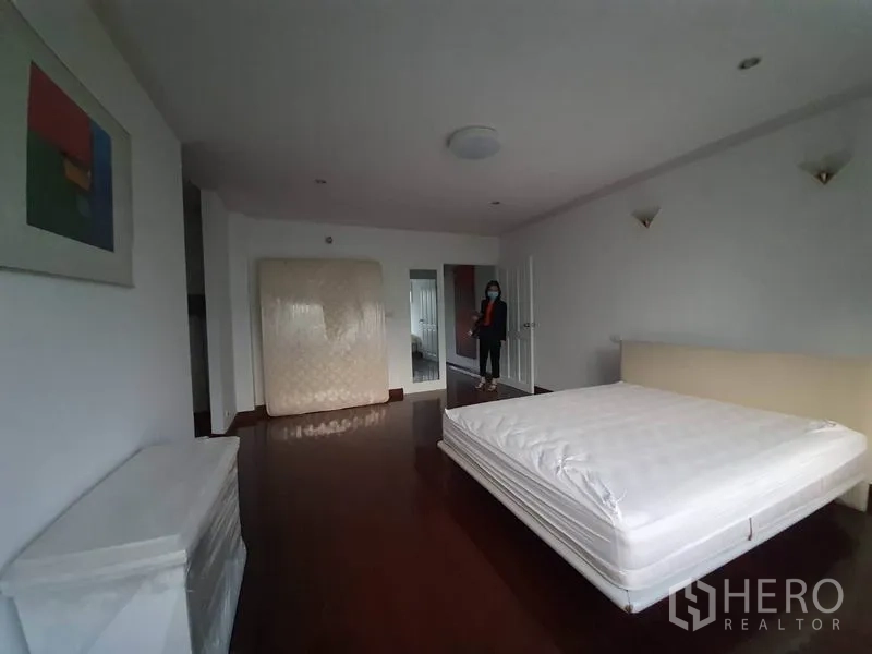 ทาวน์เฮาส์ ให้เช่าในKhlong Toei, Bangkok - ห้องนอนกว้าง เตียงขนาดใหญ่ พื้นไม้ และตู้เสื้อผ้ากระจก