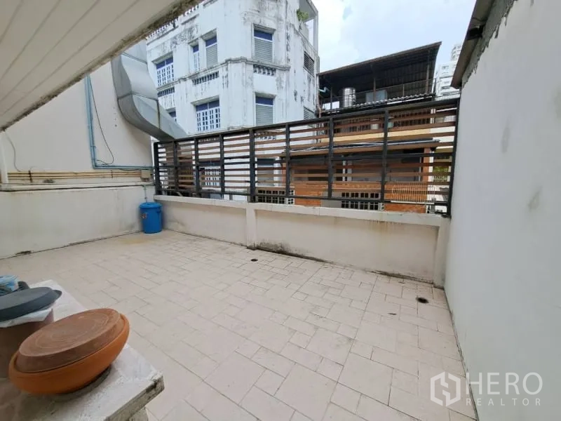 店屋 出租在Watthana, Bangkok - 开放式瓷砖露台，设私密围栏与城市景观。