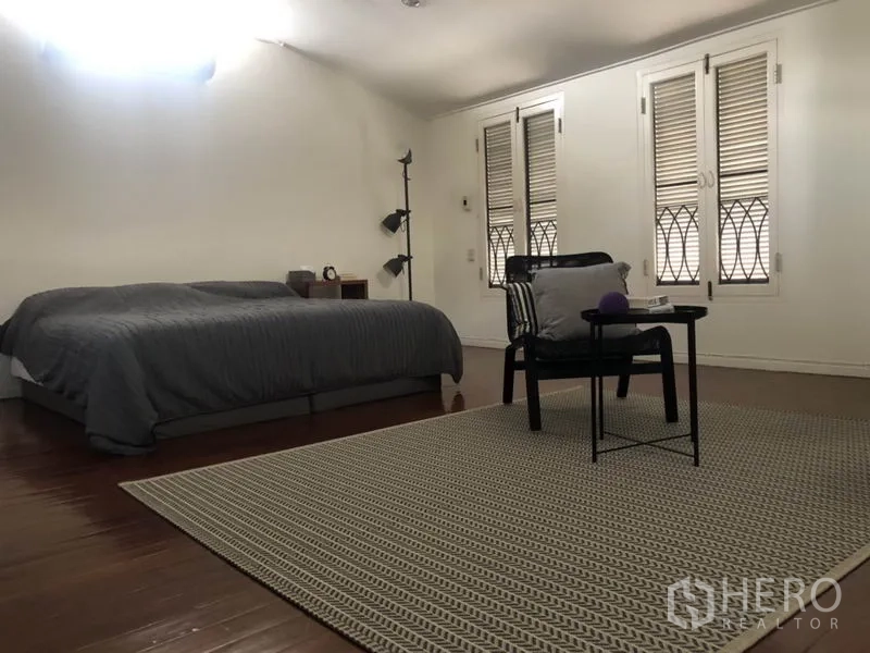 บ้าน ให้เช่าในBang Rak, Bangkok - ห้องนอนกว้าง พื้นไม้ หน้าต่างบานคู่มีบานเกล็ด โทนสีอบอุ่น