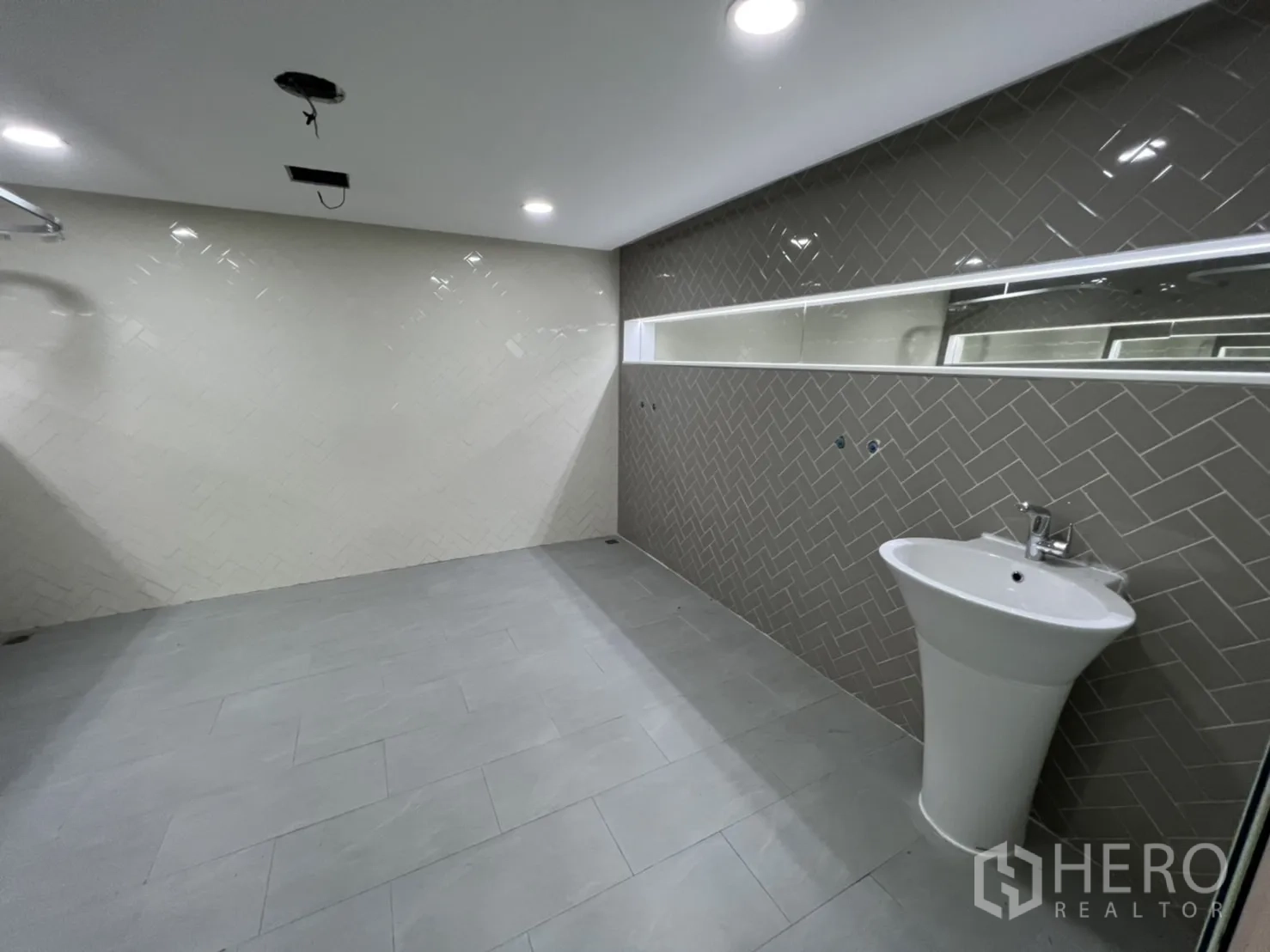 店屋 出租或出售在Watthana, Bangkok - 大面积瓷砖浴室，长条镜与立式洗手盆