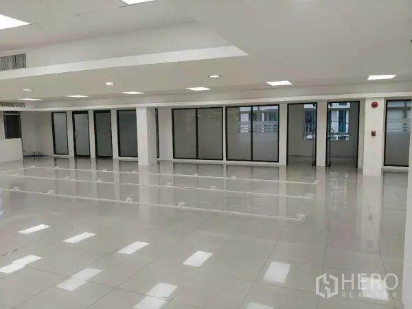 สำนักงาน ให้เช่าในChatuchak, Bangkok - ออฟฟิศกว้าง มีประตูกระจกหลายบานและพื้นแกรนิตโต้