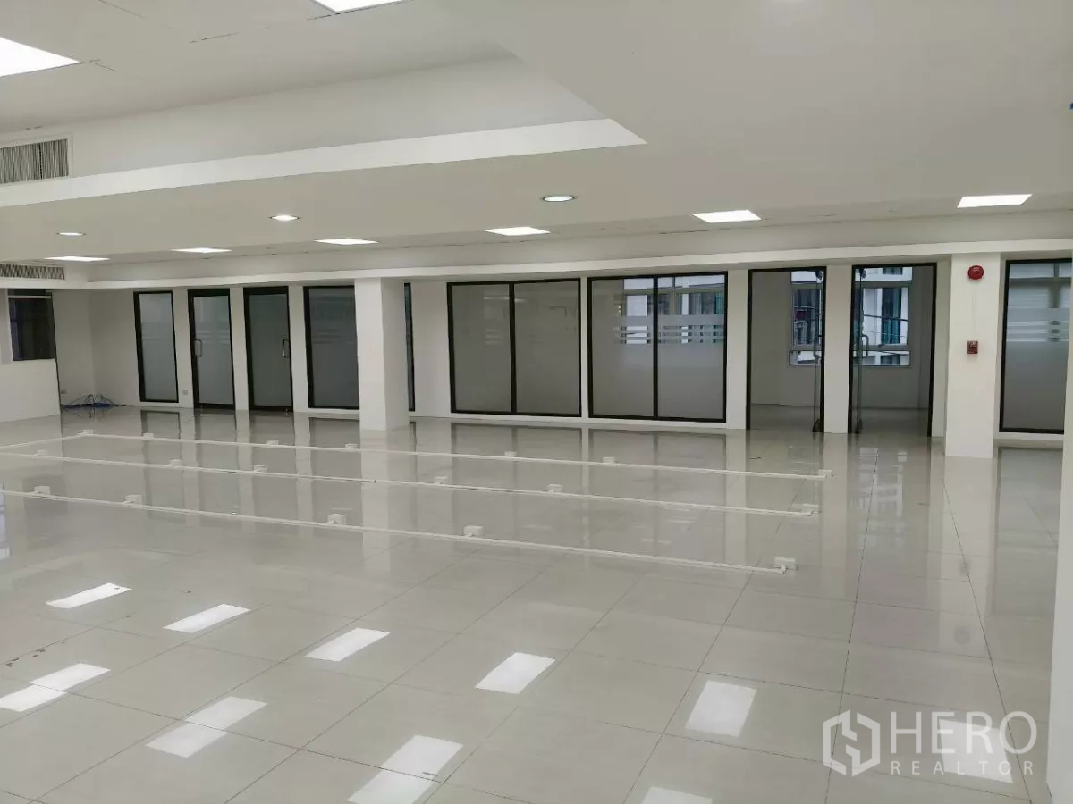 สำนักงาน ให้เช่าในChatuchak, Bangkok - ออฟฟิศกว้าง มีประตูกระจกหลายบานและพื้นแกรนิตโต้