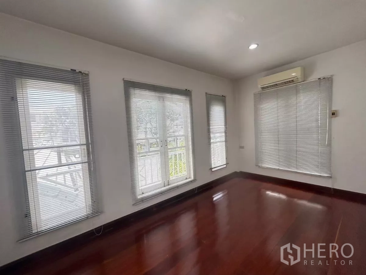 Detached House for rent in Suan Luang, Bangkok - Single bedroom with built‑in desk and daybed.