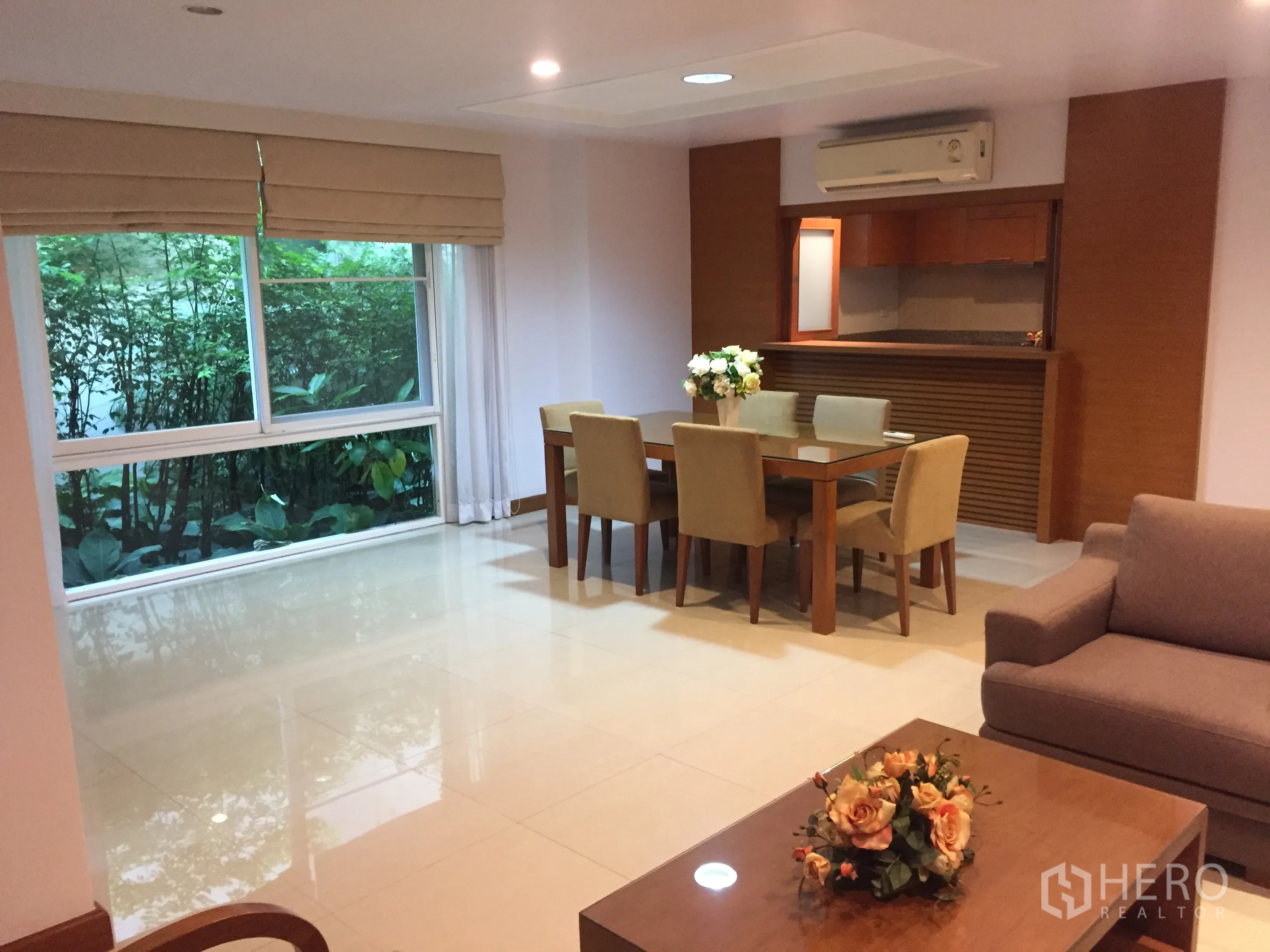Detached House for rent in Watthana, Bangkok - Open-plan dining area with garden-facing window and serving bar to the kitchen.