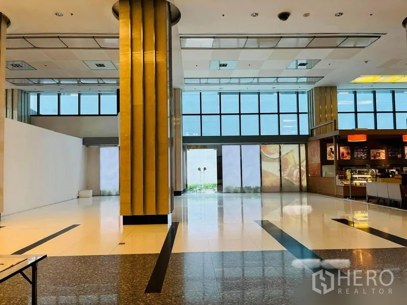 พื้นที่ขายปลีก ให้เช่าในKhlong Toei, Bangkok - ด้านหน้าพื้นที่ติดประตูกระจก สูงโปร่ง มีหน้าต่างบานใหญ่และร้านกาแฟข้างเคียง