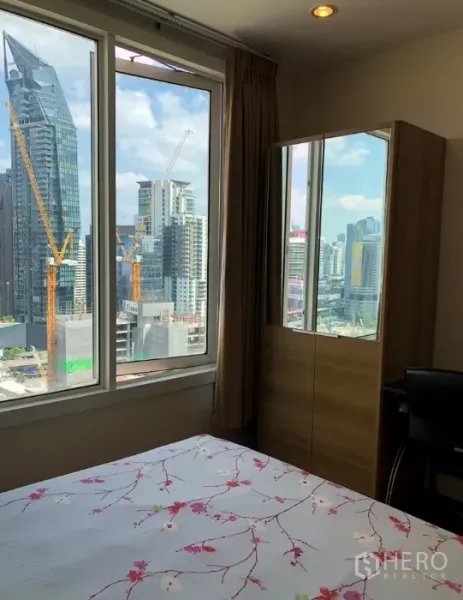 คอนโด ให้เช่าหรือขายในKhlong Toei, Bangkok - ห้องนอนมีหน้าต่างบานใหญ่ ตู้เสื้อผ้า และมุมทำงาน ชมวิวเมืองกว้างไกล