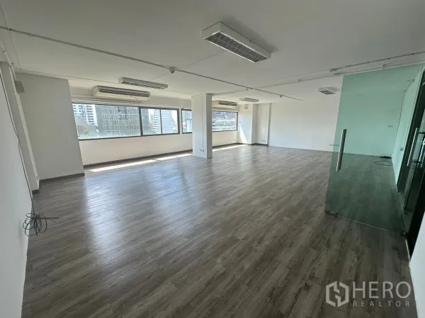 สำนักงาน ให้เช่า - ภายในออฟฟิศโล่ง ไม่มีเฟอร์นิเจอร์ มีเครื่องปรับอากาศแบบแยกส่วน และไฟเพดานแบบหลอดนีออน