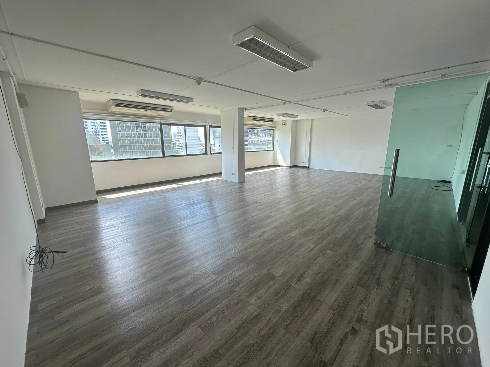 สำนักงาน ให้เช่า - ภายในออฟฟิศโล่ง ไม่มีเฟอร์นิเจอร์ มีเครื่องปรับอากาศแบบแยกส่วน และไฟเพดานแบบหลอดนีออน
