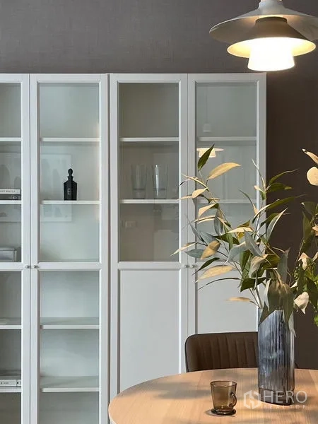 คอนโด ให้เช่าในWatthana, Bangkok - ภาพระยะใกล้ของตู้โชว์บานกระจกสีขาวข้างโต๊ะอาหารและแจกันใบไม้