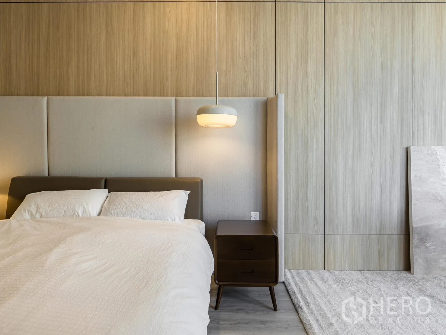 独栋房屋 for rent or sale in Saphan Sung, Bangkok - 卧室配软包床头、吊灯与木质床头柜。