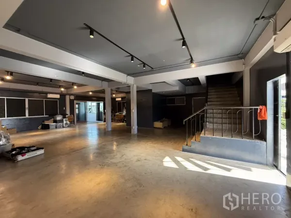 Office Space for rent in Wang Thonglang, Bangkok - Open workspace beside an indoor staircase, wide windows and flexible floor area suitable for teams.