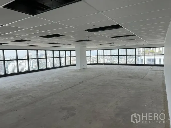办公空间 出租 - 开放式办公室毛坯，吊顶格栅与环绕窗户，俯瞰曼谷天际线。
