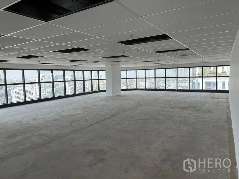 办公空间 出租 - 开放式办公室毛坯，吊顶格栅与环绕窗户，俯瞰曼谷天际线。