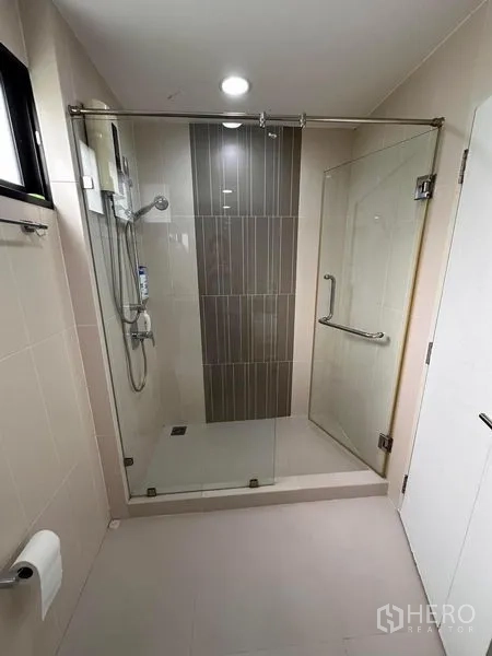 ทาวน์เฮาส์ ขายในWang Thonglang, Bangkok - ห้องน้ำโมเดิร์นพร้อมตู้กระจกอาบน้ำและชุดฝักบัว